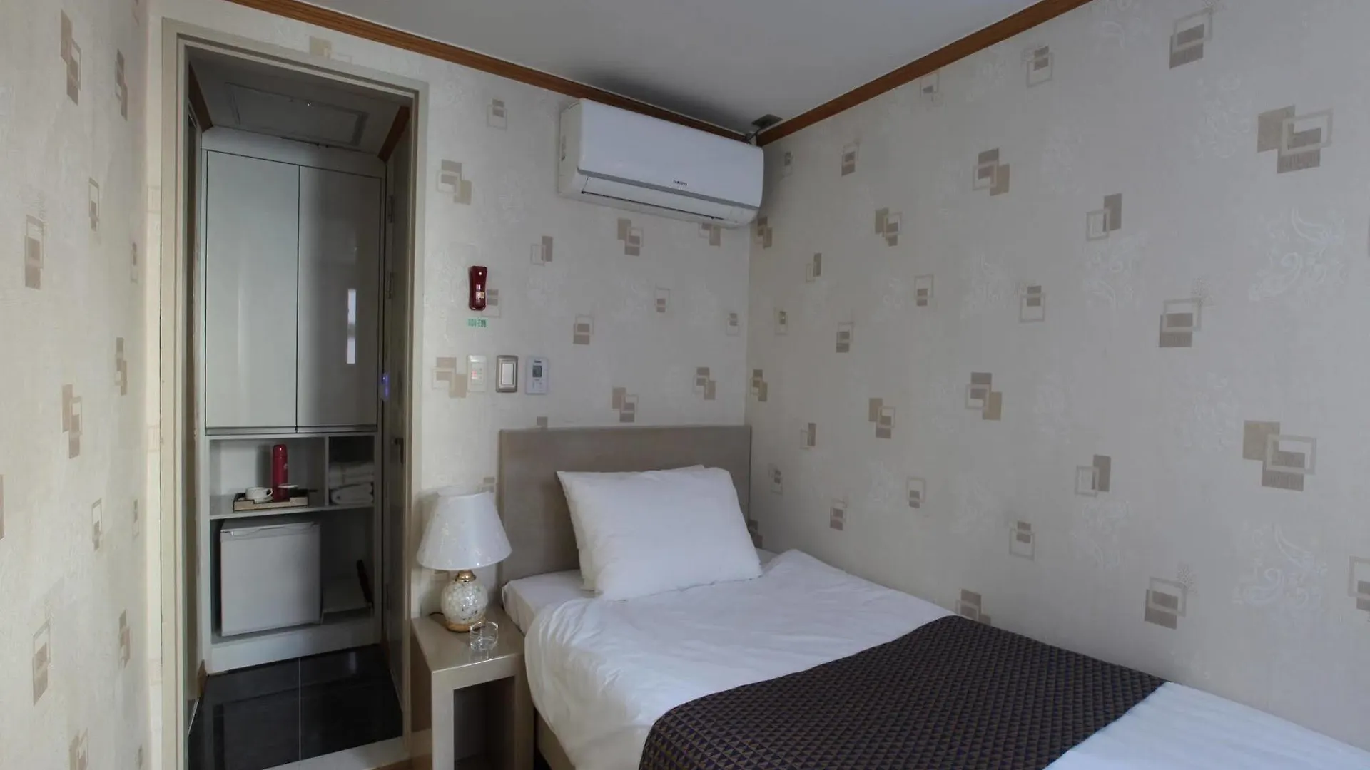 Goodstay Hotel Daewoo Inn Seoul 2*,  South Korea